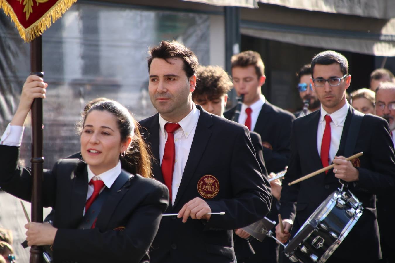 El Cine-teatro Balboa acogió, ayer, la sexta edición del 'Certamen de Bandas Solidario', organizado por la Junta de Cofradías de la Semana Santa de Jerez de los Caballeros. Un Certamen que, gracias a la participación de las distintas agrupaciones musicales del municipio y del Valle de Santa Ana, consiguió recaudar 375 euros y 36 kilos a beneficio del Almacén de Alimentos que Cruz Roja gestiona en Jerez. 