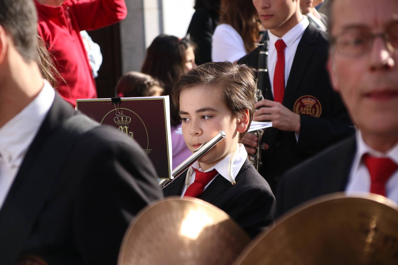 El Cine-teatro Balboa acogió, ayer, la sexta edición del 'Certamen de Bandas Solidario', organizado por la Junta de Cofradías de la Semana Santa de Jerez de los Caballeros. Un Certamen que, gracias a la participación de las distintas agrupaciones musicales del municipio y del Valle de Santa Ana, consiguió recaudar 375 euros y 36 kilos a beneficio del Almacén de Alimentos que Cruz Roja gestiona en Jerez. 