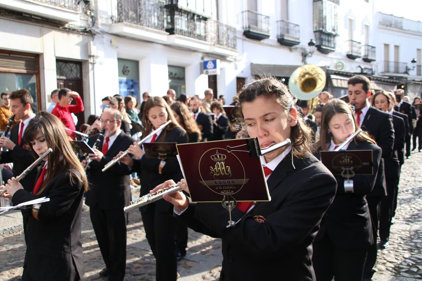 El Cine-teatro Balboa acogió, ayer, la sexta edición del 'Certamen de Bandas Solidario', organizado por la Junta de Cofradías de la Semana Santa de Jerez de los Caballeros. Un Certamen que, gracias a la participación de las distintas agrupaciones musicales del municipio y del Valle de Santa Ana, consiguió recaudar 375 euros y 36 kilos a beneficio del Almacén de Alimentos que Cruz Roja gestiona en Jerez. 