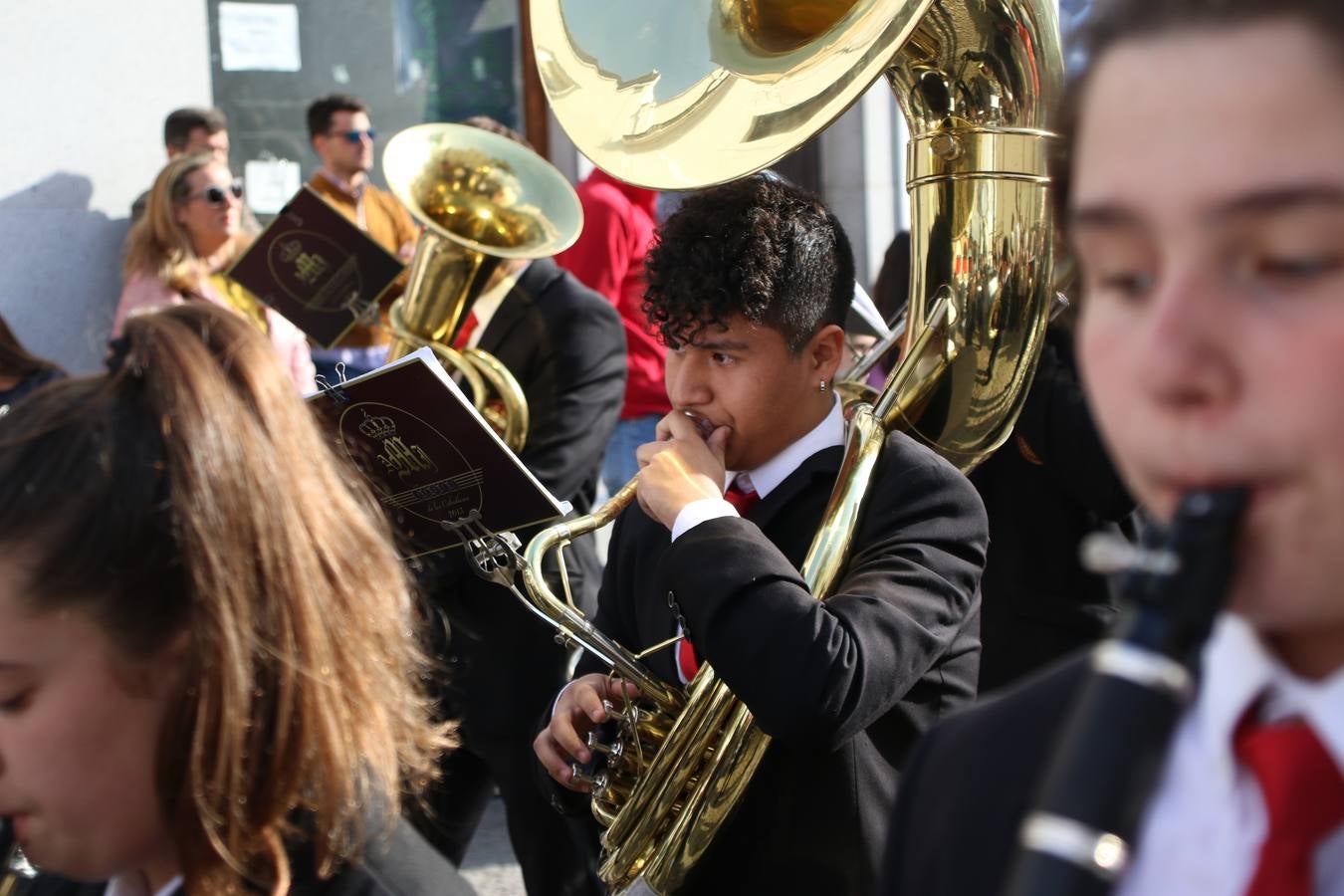 El Cine-teatro Balboa acogió, ayer, la sexta edición del 'Certamen de Bandas Solidario', organizado por la Junta de Cofradías de la Semana Santa de Jerez de los Caballeros. Un Certamen que, gracias a la participación de las distintas agrupaciones musicales del municipio y del Valle de Santa Ana, consiguió recaudar 375 euros y 36 kilos a beneficio del Almacén de Alimentos que Cruz Roja gestiona en Jerez. 