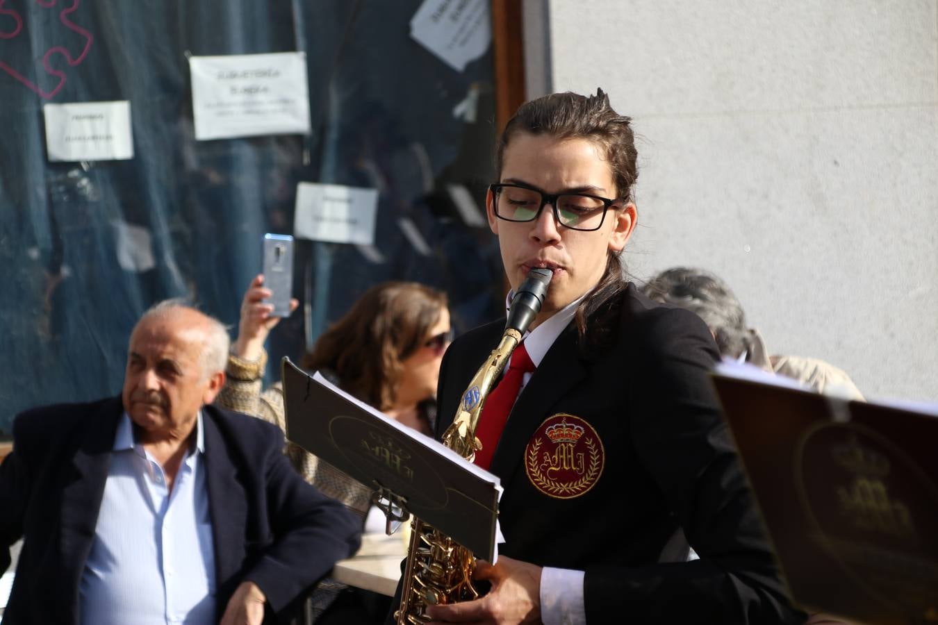 El Cine-teatro Balboa acogió, ayer, la sexta edición del 'Certamen de Bandas Solidario', organizado por la Junta de Cofradías de la Semana Santa de Jerez de los Caballeros. Un Certamen que, gracias a la participación de las distintas agrupaciones musicales del municipio y del Valle de Santa Ana, consiguió recaudar 375 euros y 36 kilos a beneficio del Almacén de Alimentos que Cruz Roja gestiona en Jerez. 