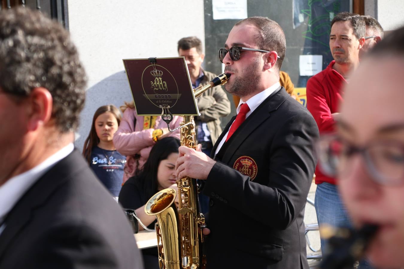 El Cine-teatro Balboa acogió, ayer, la sexta edición del 'Certamen de Bandas Solidario', organizado por la Junta de Cofradías de la Semana Santa de Jerez de los Caballeros. Un Certamen que, gracias a la participación de las distintas agrupaciones musicales del municipio y del Valle de Santa Ana, consiguió recaudar 375 euros y 36 kilos a beneficio del Almacén de Alimentos que Cruz Roja gestiona en Jerez. 
