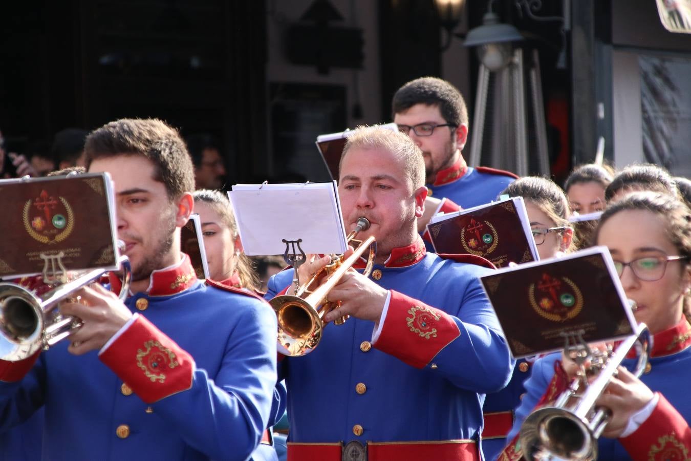 El Cine-teatro Balboa acogió, ayer, la sexta edición del 'Certamen de Bandas Solidario', organizado por la Junta de Cofradías de la Semana Santa de Jerez de los Caballeros. Un Certamen que, gracias a la participación de las distintas agrupaciones musicales del municipio y del Valle de Santa Ana, consiguió recaudar 375 euros y 36 kilos a beneficio del Almacén de Alimentos que Cruz Roja gestiona en Jerez. 