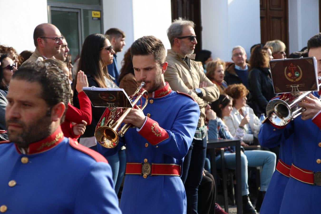 El Cine-teatro Balboa acogió, ayer, la sexta edición del 'Certamen de Bandas Solidario', organizado por la Junta de Cofradías de la Semana Santa de Jerez de los Caballeros. Un Certamen que, gracias a la participación de las distintas agrupaciones musicales del municipio y del Valle de Santa Ana, consiguió recaudar 375 euros y 36 kilos a beneficio del Almacén de Alimentos que Cruz Roja gestiona en Jerez. 