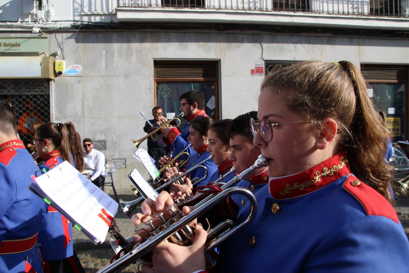El Cine-teatro Balboa acogió, ayer, la sexta edición del 'Certamen de Bandas Solidario', organizado por la Junta de Cofradías de la Semana Santa de Jerez de los Caballeros. Un Certamen que, gracias a la participación de las distintas agrupaciones musicales del municipio y del Valle de Santa Ana, consiguió recaudar 375 euros y 36 kilos a beneficio del Almacén de Alimentos que Cruz Roja gestiona en Jerez. 