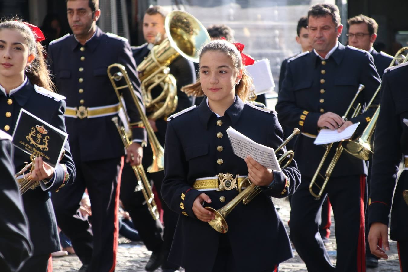 El Cine-teatro Balboa acogió, ayer, la sexta edición del 'Certamen de Bandas Solidario', organizado por la Junta de Cofradías de la Semana Santa de Jerez de los Caballeros. Un Certamen que, gracias a la participación de las distintas agrupaciones musicales del municipio y del Valle de Santa Ana, consiguió recaudar 375 euros y 36 kilos a beneficio del Almacén de Alimentos que Cruz Roja gestiona en Jerez. 