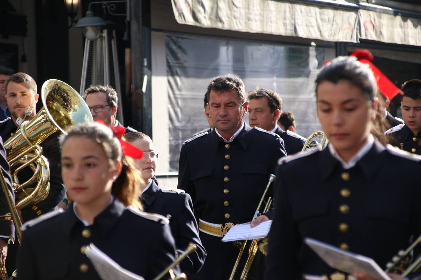 El Cine-teatro Balboa acogió, ayer, la sexta edición del 'Certamen de Bandas Solidario', organizado por la Junta de Cofradías de la Semana Santa de Jerez de los Caballeros. Un Certamen que, gracias a la participación de las distintas agrupaciones musicales del municipio y del Valle de Santa Ana, consiguió recaudar 375 euros y 36 kilos a beneficio del Almacén de Alimentos que Cruz Roja gestiona en Jerez. 