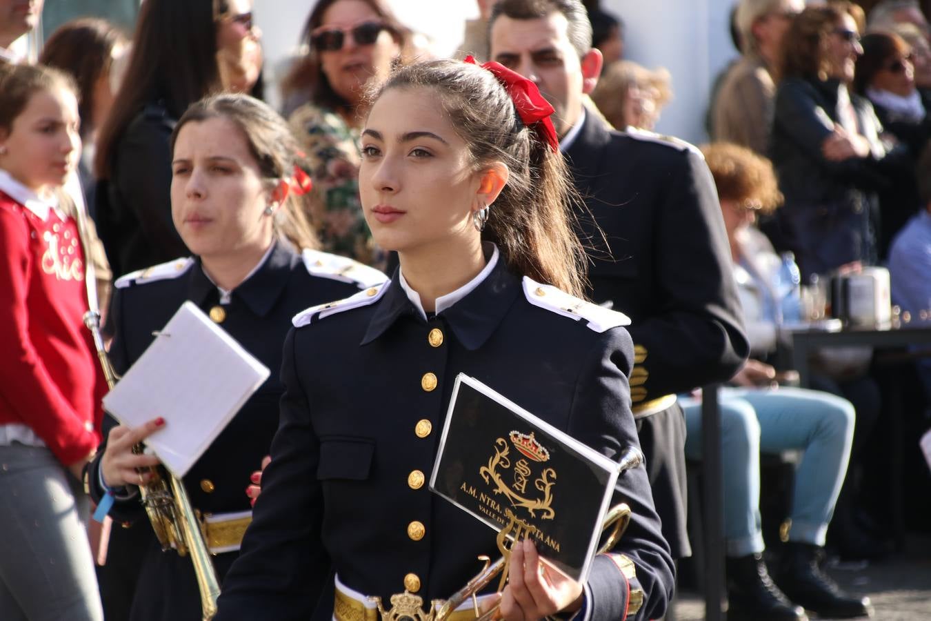 El Cine-teatro Balboa acogió, ayer, la sexta edición del 'Certamen de Bandas Solidario', organizado por la Junta de Cofradías de la Semana Santa de Jerez de los Caballeros. Un Certamen que, gracias a la participación de las distintas agrupaciones musicales del municipio y del Valle de Santa Ana, consiguió recaudar 375 euros y 36 kilos a beneficio del Almacén de Alimentos que Cruz Roja gestiona en Jerez. 