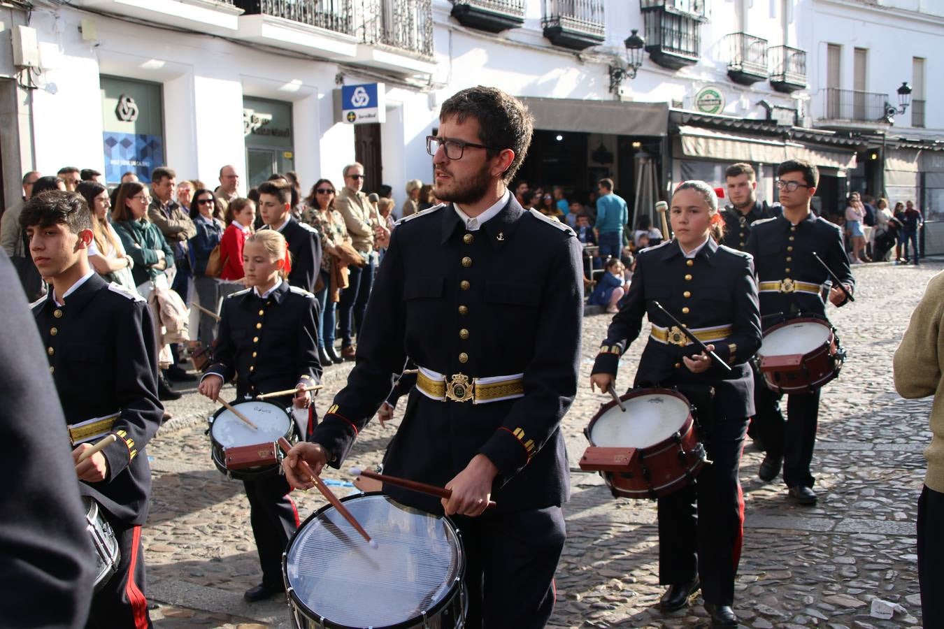 El Cine-teatro Balboa acogió, ayer, la sexta edición del 'Certamen de Bandas Solidario', organizado por la Junta de Cofradías de la Semana Santa de Jerez de los Caballeros. Un Certamen que, gracias a la participación de las distintas agrupaciones musicales del municipio y del Valle de Santa Ana, consiguió recaudar 375 euros y 36 kilos a beneficio del Almacén de Alimentos que Cruz Roja gestiona en Jerez. 