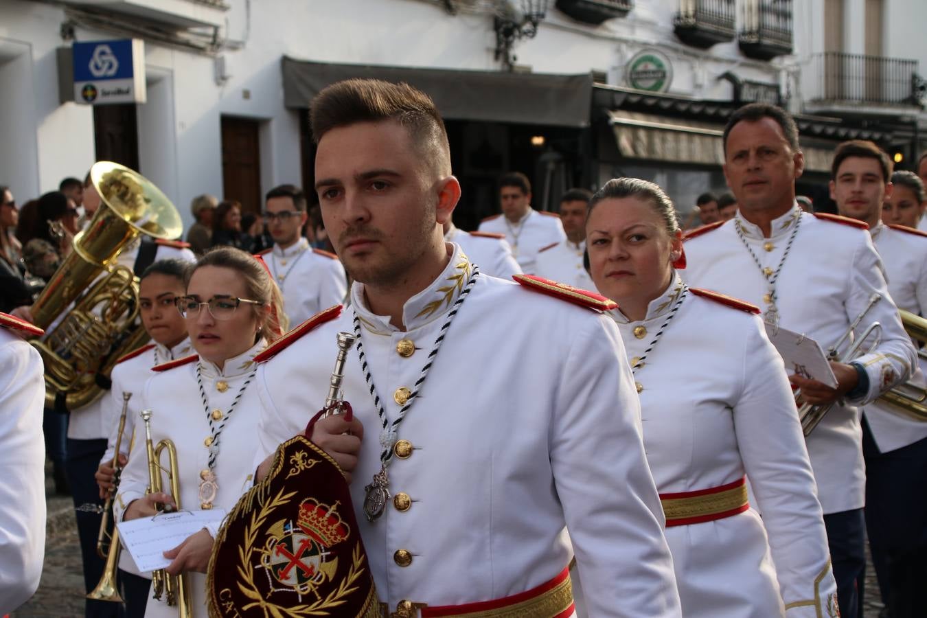 El Cine-teatro Balboa acogió, ayer, la sexta edición del 'Certamen de Bandas Solidario', organizado por la Junta de Cofradías de la Semana Santa de Jerez de los Caballeros. Un Certamen que, gracias a la participación de las distintas agrupaciones musicales del municipio y del Valle de Santa Ana, consiguió recaudar 375 euros y 36 kilos a beneficio del Almacén de Alimentos que Cruz Roja gestiona en Jerez. 