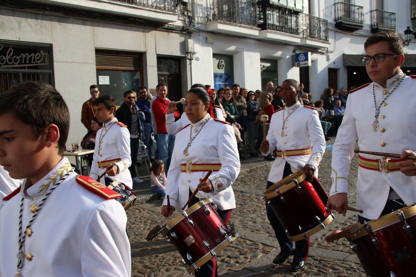 El Cine-teatro Balboa acogió, ayer, la sexta edición del 'Certamen de Bandas Solidario', organizado por la Junta de Cofradías de la Semana Santa de Jerez de los Caballeros. Un Certamen que, gracias a la participación de las distintas agrupaciones musicales del municipio y del Valle de Santa Ana, consiguió recaudar 375 euros y 36 kilos a beneficio del Almacén de Alimentos que Cruz Roja gestiona en Jerez. 
