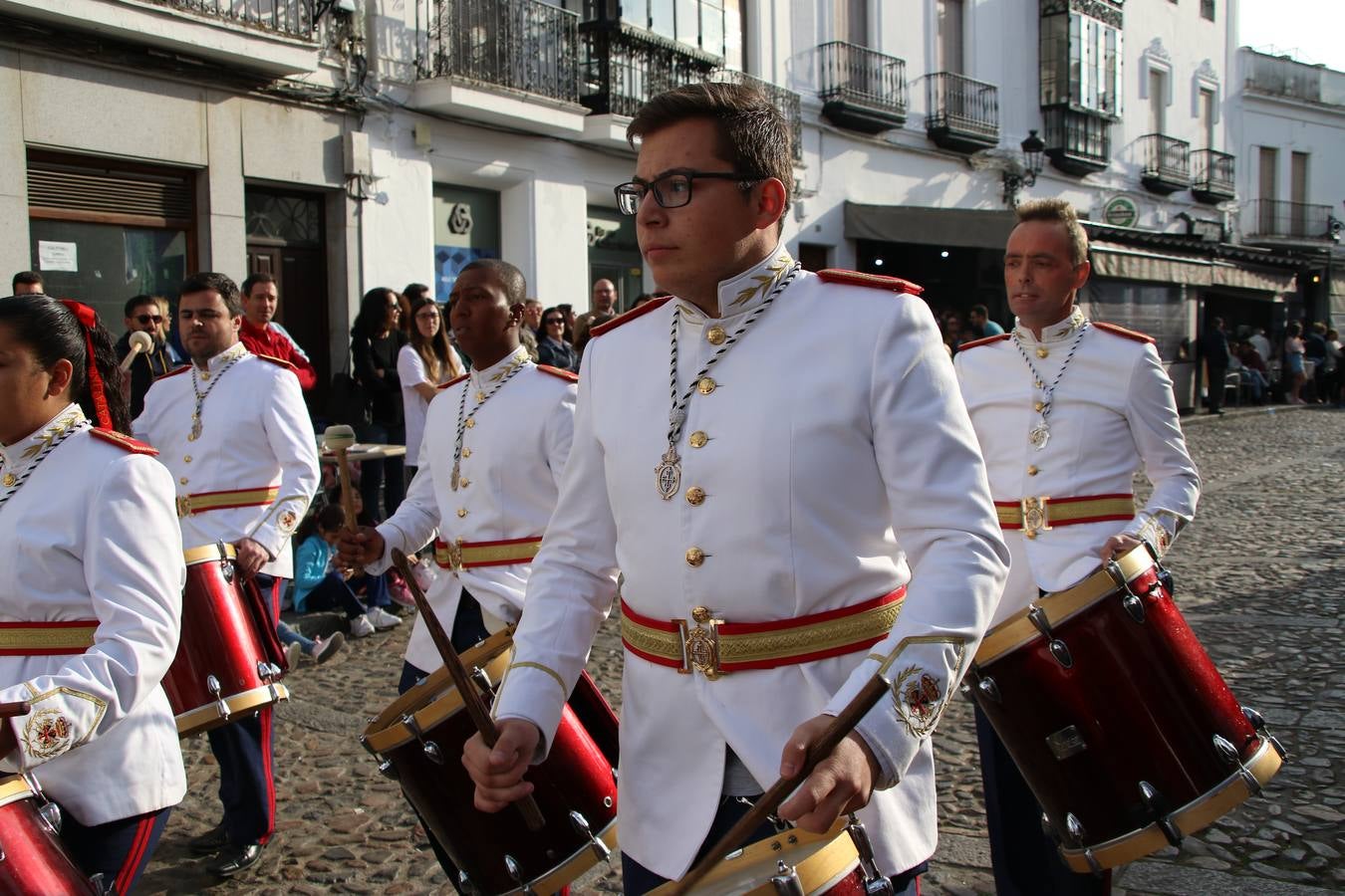 El Cine-teatro Balboa acogió, ayer, la sexta edición del 'Certamen de Bandas Solidario', organizado por la Junta de Cofradías de la Semana Santa de Jerez de los Caballeros. Un Certamen que, gracias a la participación de las distintas agrupaciones musicales del municipio y del Valle de Santa Ana, consiguió recaudar 375 euros y 36 kilos a beneficio del Almacén de Alimentos que Cruz Roja gestiona en Jerez. 