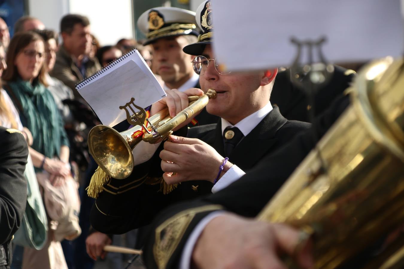 El Cine-teatro Balboa acogió, ayer, la sexta edición del 'Certamen de Bandas Solidario', organizado por la Junta de Cofradías de la Semana Santa de Jerez de los Caballeros. Un Certamen que, gracias a la participación de las distintas agrupaciones musicales del municipio y del Valle de Santa Ana, consiguió recaudar 375 euros y 36 kilos a beneficio del Almacén de Alimentos que Cruz Roja gestiona en Jerez. 