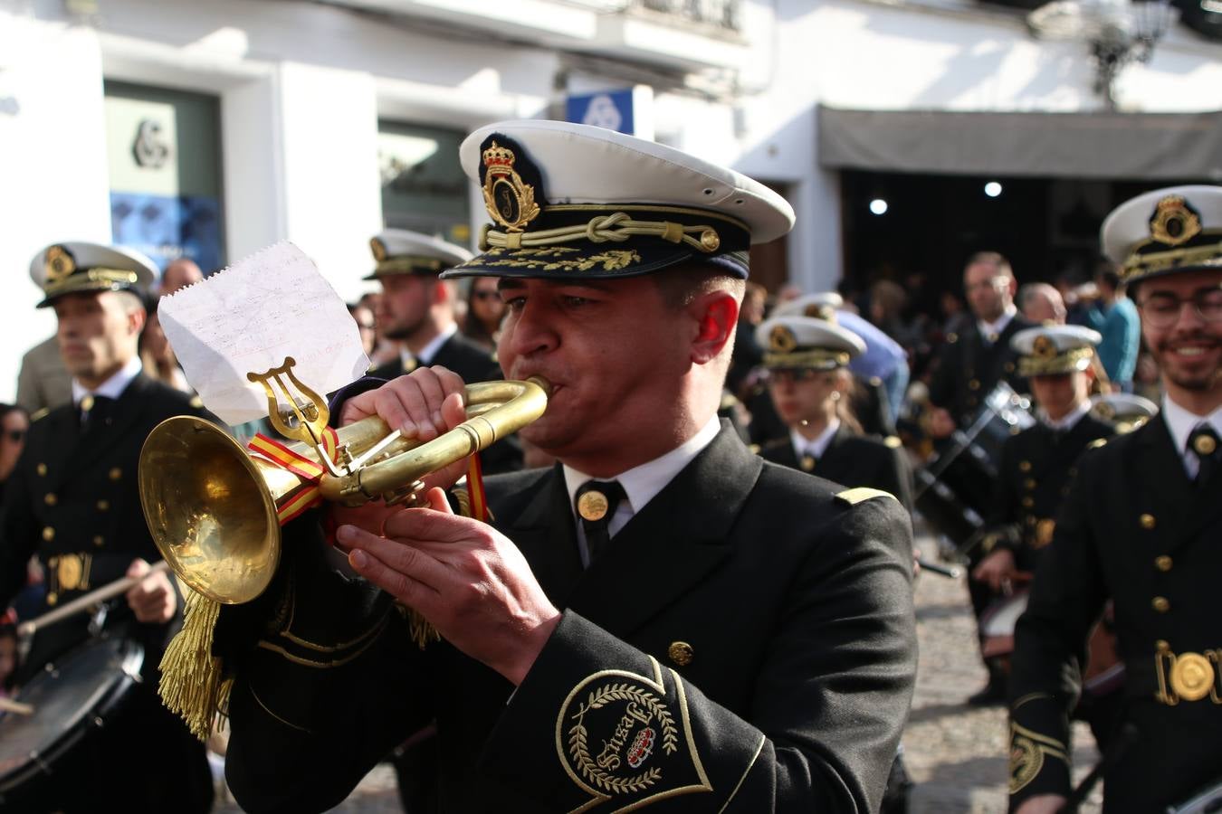 El Cine-teatro Balboa acogió, ayer, la sexta edición del 'Certamen de Bandas Solidario', organizado por la Junta de Cofradías de la Semana Santa de Jerez de los Caballeros. Un Certamen que, gracias a la participación de las distintas agrupaciones musicales del municipio y del Valle de Santa Ana, consiguió recaudar 375 euros y 36 kilos a beneficio del Almacén de Alimentos que Cruz Roja gestiona en Jerez. 