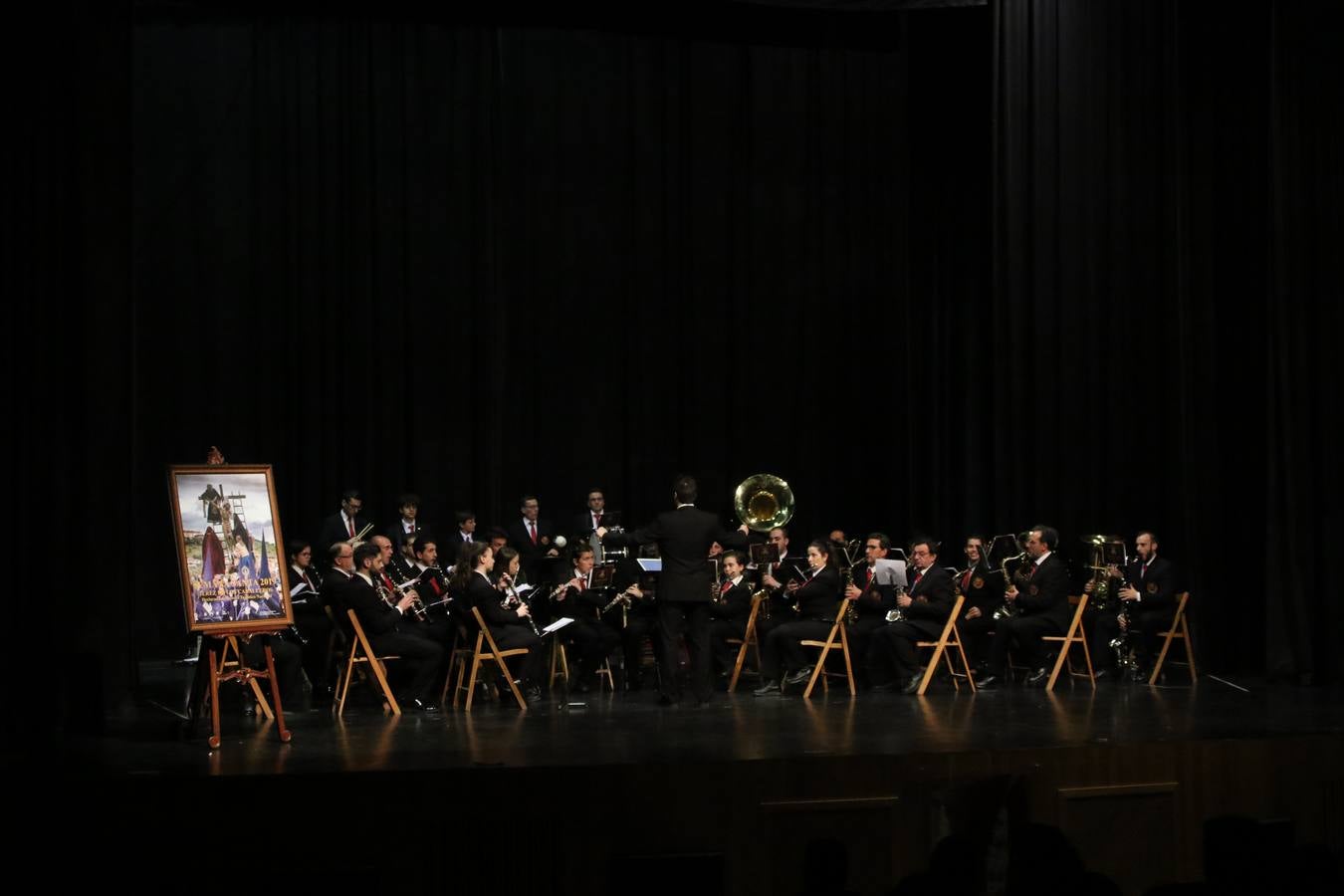 El Cine-teatro Balboa acogió, ayer, la sexta edición del 'Certamen de Bandas Solidario', organizado por la Junta de Cofradías de la Semana Santa de Jerez de los Caballeros. Un Certamen que, gracias a la participación de las distintas agrupaciones musicales del municipio y del Valle de Santa Ana, consiguió recaudar 375 euros y 36 kilos a beneficio del Almacén de Alimentos que Cruz Roja gestiona en Jerez. 