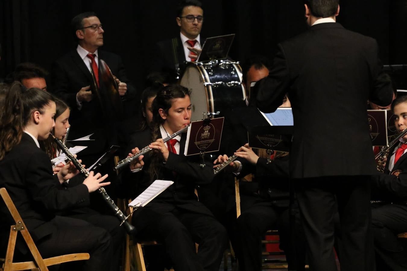 El Cine-teatro Balboa acogió, ayer, la sexta edición del 'Certamen de Bandas Solidario', organizado por la Junta de Cofradías de la Semana Santa de Jerez de los Caballeros. Un Certamen que, gracias a la participación de las distintas agrupaciones musicales del municipio y del Valle de Santa Ana, consiguió recaudar 375 euros y 36 kilos a beneficio del Almacén de Alimentos que Cruz Roja gestiona en Jerez. 