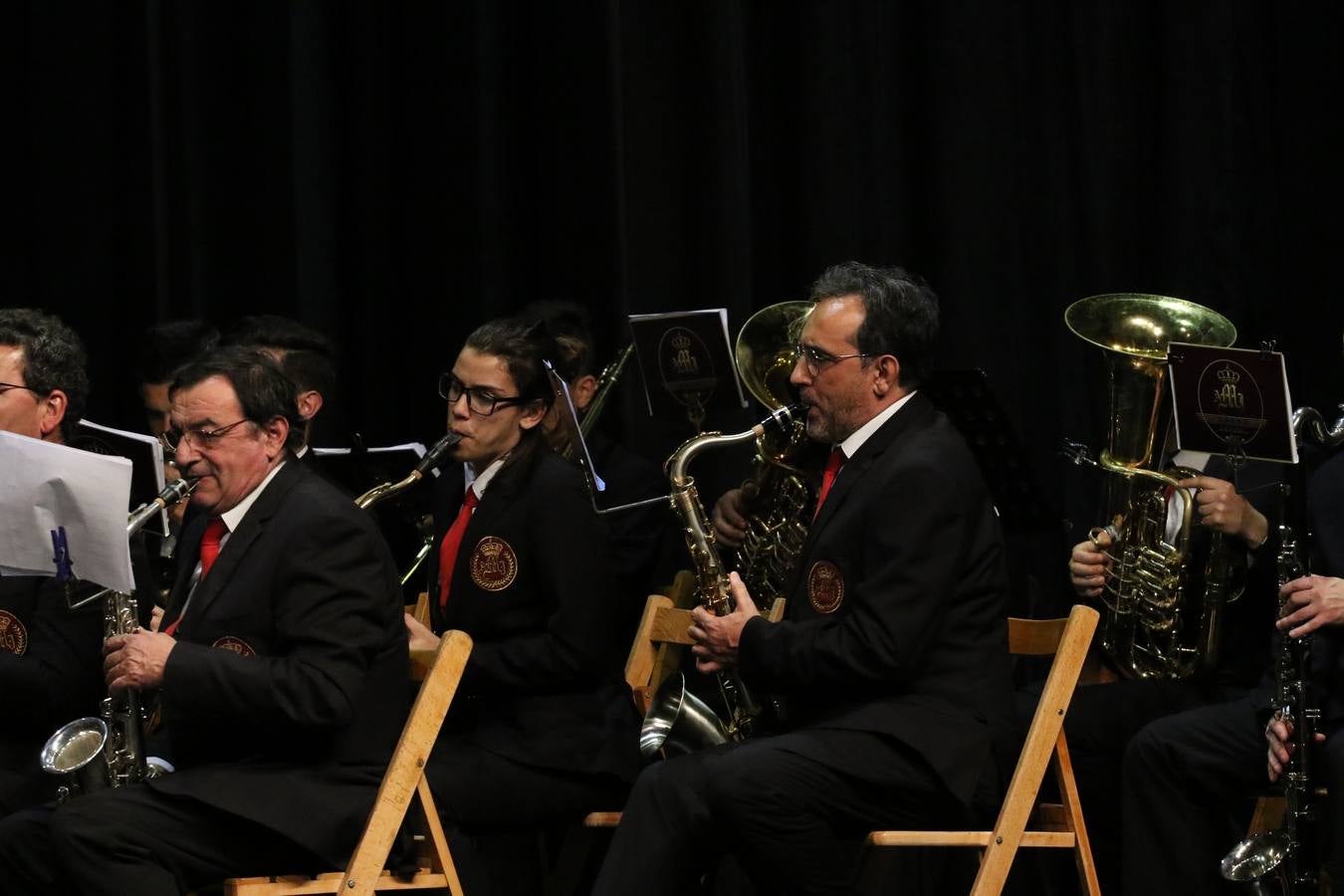 El Cine-teatro Balboa acogió, ayer, la sexta edición del 'Certamen de Bandas Solidario', organizado por la Junta de Cofradías de la Semana Santa de Jerez de los Caballeros. Un Certamen que, gracias a la participación de las distintas agrupaciones musicales del municipio y del Valle de Santa Ana, consiguió recaudar 375 euros y 36 kilos a beneficio del Almacén de Alimentos que Cruz Roja gestiona en Jerez. 