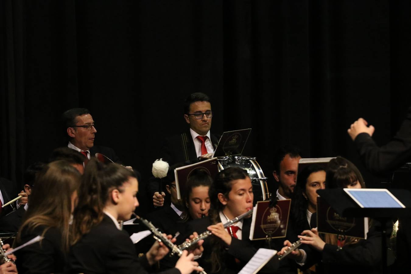 El Cine-teatro Balboa acogió, ayer, la sexta edición del 'Certamen de Bandas Solidario', organizado por la Junta de Cofradías de la Semana Santa de Jerez de los Caballeros. Un Certamen que, gracias a la participación de las distintas agrupaciones musicales del municipio y del Valle de Santa Ana, consiguió recaudar 375 euros y 36 kilos a beneficio del Almacén de Alimentos que Cruz Roja gestiona en Jerez. 