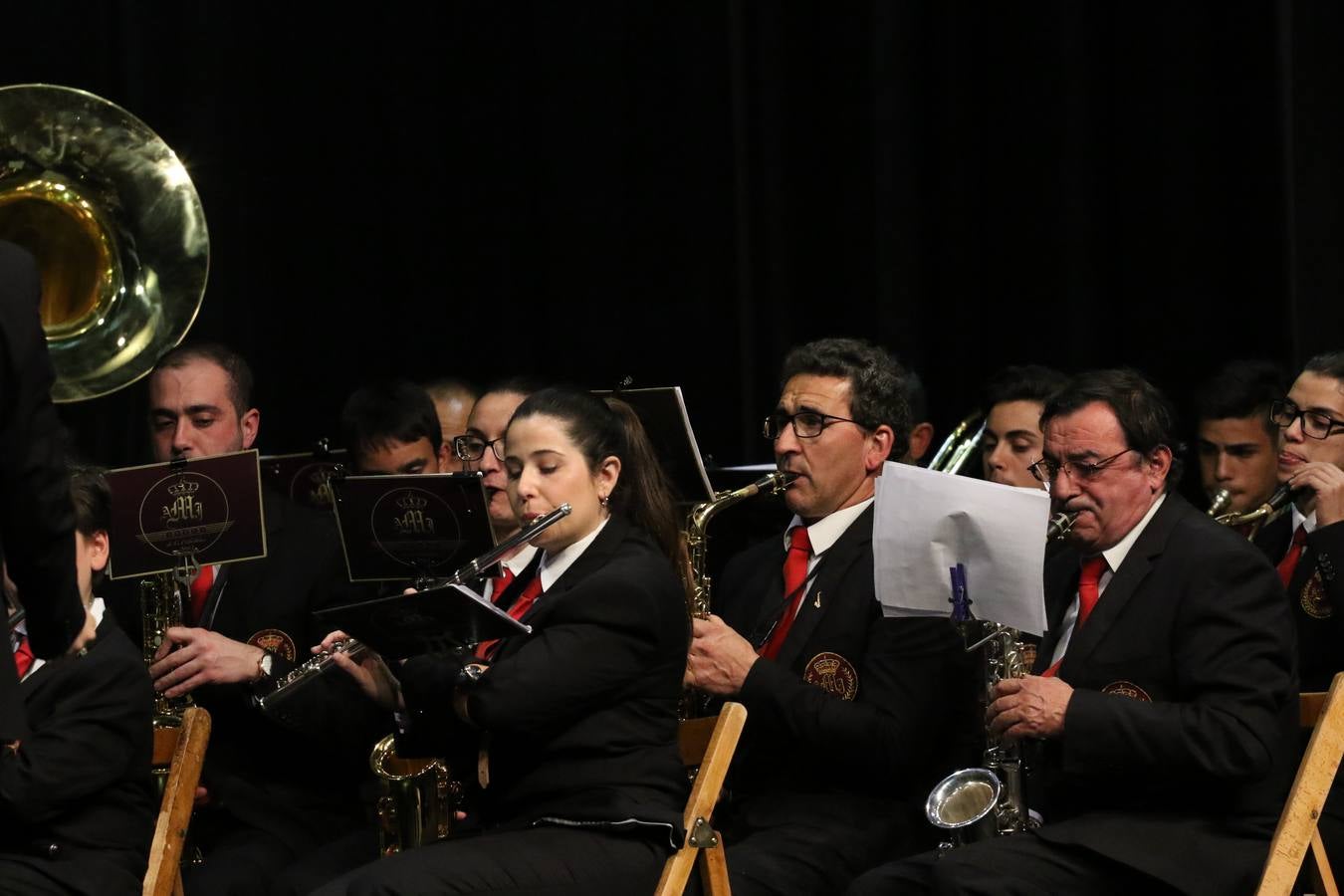 El Cine-teatro Balboa acogió, ayer, la sexta edición del 'Certamen de Bandas Solidario', organizado por la Junta de Cofradías de la Semana Santa de Jerez de los Caballeros. Un Certamen que, gracias a la participación de las distintas agrupaciones musicales del municipio y del Valle de Santa Ana, consiguió recaudar 375 euros y 36 kilos a beneficio del Almacén de Alimentos que Cruz Roja gestiona en Jerez. 