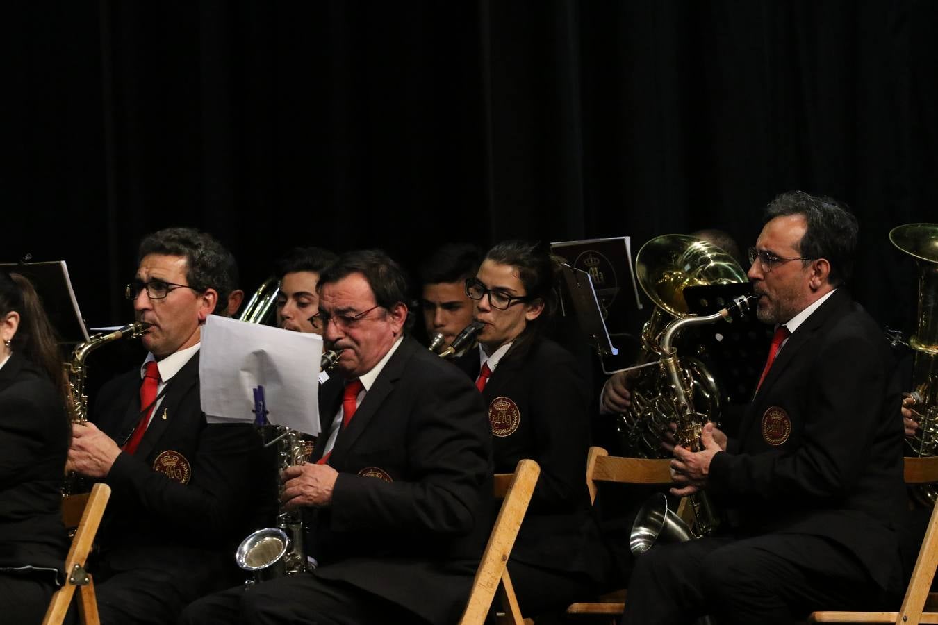 El Cine-teatro Balboa acogió, ayer, la sexta edición del 'Certamen de Bandas Solidario', organizado por la Junta de Cofradías de la Semana Santa de Jerez de los Caballeros. Un Certamen que, gracias a la participación de las distintas agrupaciones musicales del municipio y del Valle de Santa Ana, consiguió recaudar 375 euros y 36 kilos a beneficio del Almacén de Alimentos que Cruz Roja gestiona en Jerez. 