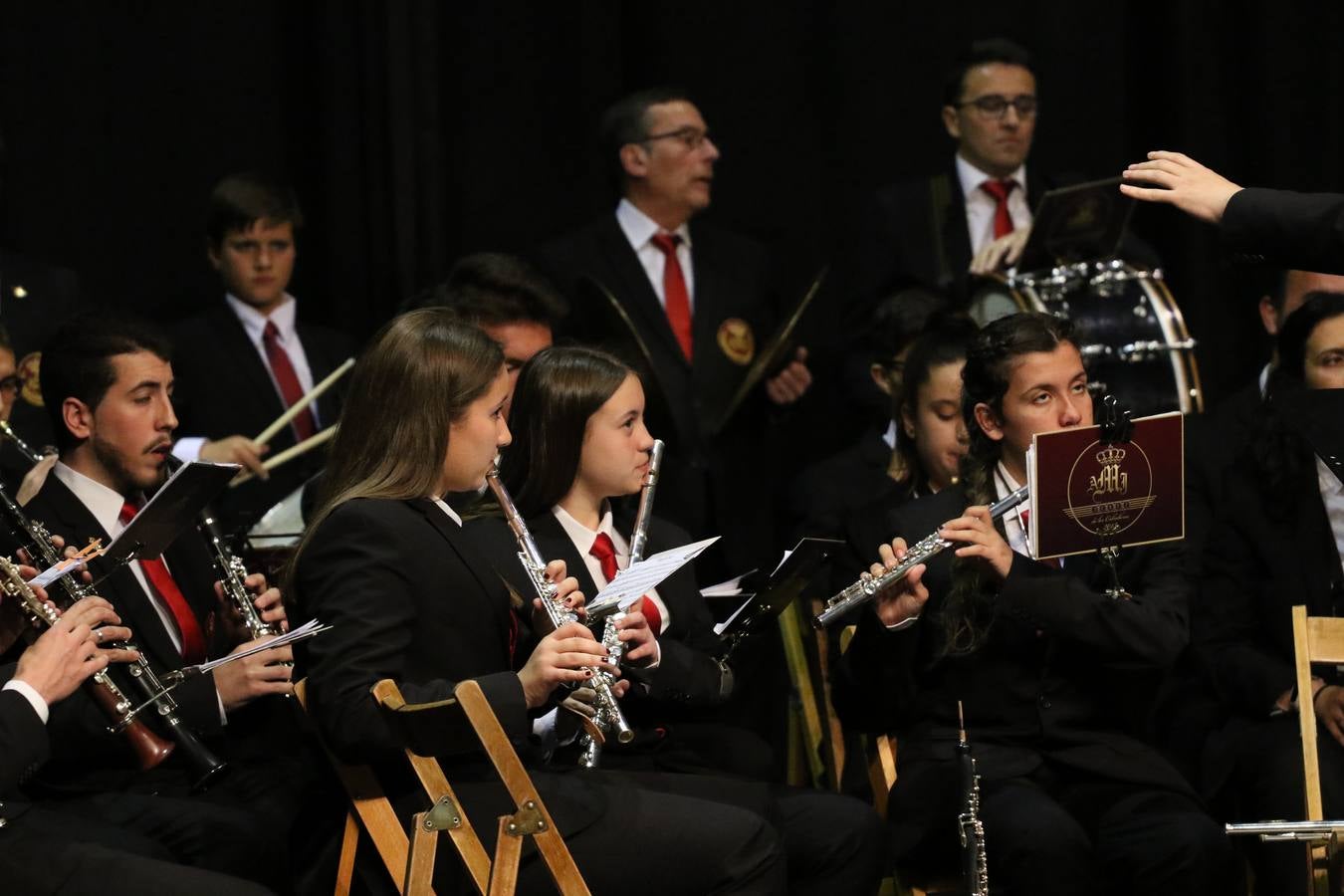 El Cine-teatro Balboa acogió, ayer, la sexta edición del 'Certamen de Bandas Solidario', organizado por la Junta de Cofradías de la Semana Santa de Jerez de los Caballeros. Un Certamen que, gracias a la participación de las distintas agrupaciones musicales del municipio y del Valle de Santa Ana, consiguió recaudar 375 euros y 36 kilos a beneficio del Almacén de Alimentos que Cruz Roja gestiona en Jerez. 