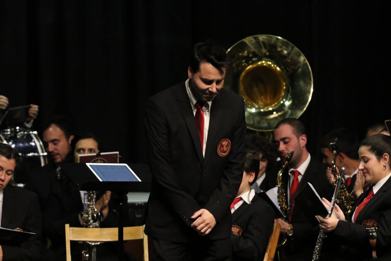 El Cine-teatro Balboa acogió, ayer, la sexta edición del 'Certamen de Bandas Solidario', organizado por la Junta de Cofradías de la Semana Santa de Jerez de los Caballeros. Un Certamen que, gracias a la participación de las distintas agrupaciones musicales del municipio y del Valle de Santa Ana, consiguió recaudar 375 euros y 36 kilos a beneficio del Almacén de Alimentos que Cruz Roja gestiona en Jerez. 