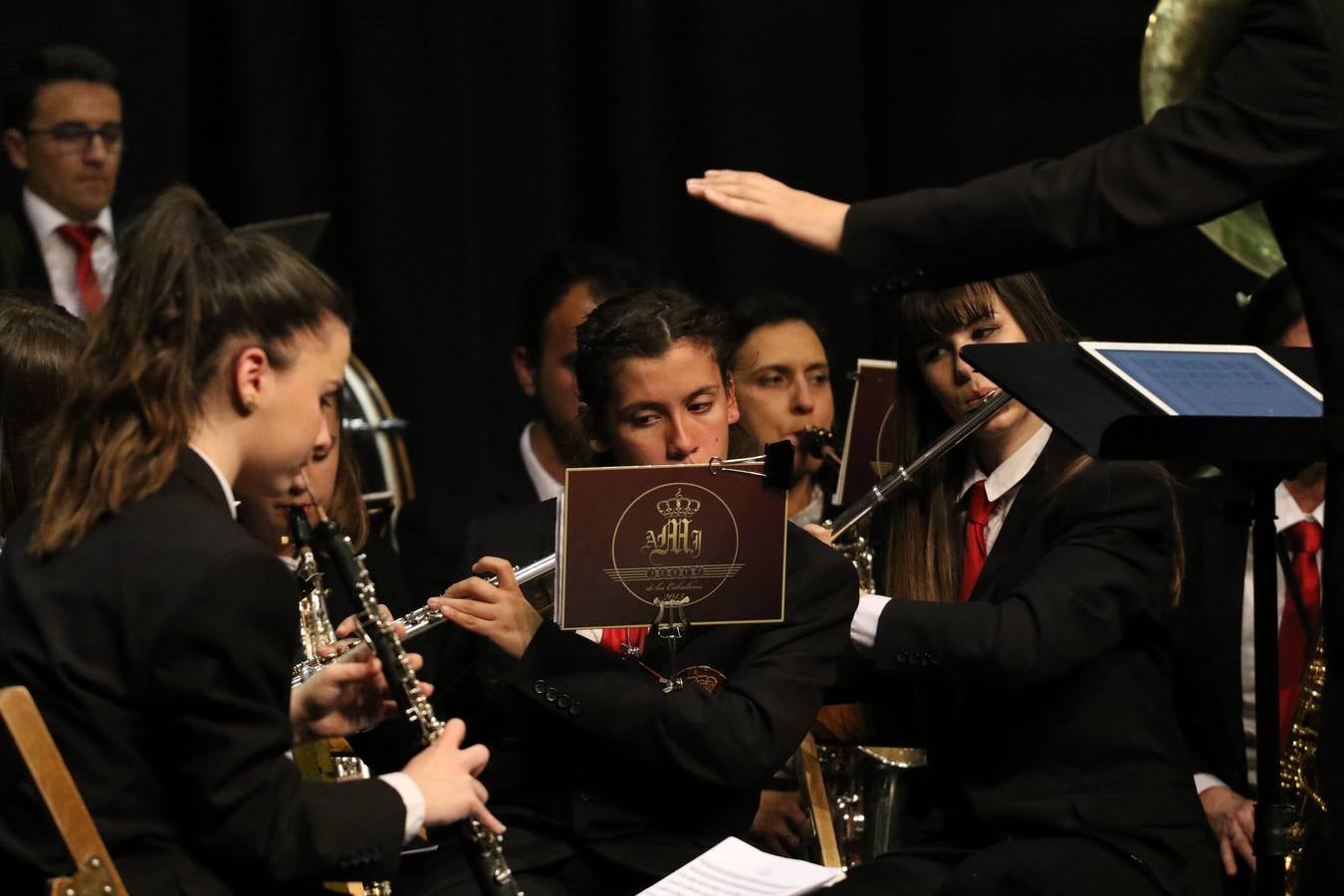 El Cine-teatro Balboa acogió, ayer, la sexta edición del 'Certamen de Bandas Solidario', organizado por la Junta de Cofradías de la Semana Santa de Jerez de los Caballeros. Un Certamen que, gracias a la participación de las distintas agrupaciones musicales del municipio y del Valle de Santa Ana, consiguió recaudar 375 euros y 36 kilos a beneficio del Almacén de Alimentos que Cruz Roja gestiona en Jerez. 