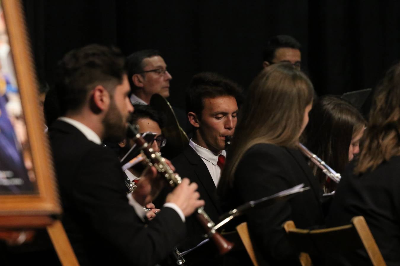 El Cine-teatro Balboa acogió, ayer, la sexta edición del 'Certamen de Bandas Solidario', organizado por la Junta de Cofradías de la Semana Santa de Jerez de los Caballeros. Un Certamen que, gracias a la participación de las distintas agrupaciones musicales del municipio y del Valle de Santa Ana, consiguió recaudar 375 euros y 36 kilos a beneficio del Almacén de Alimentos que Cruz Roja gestiona en Jerez. 