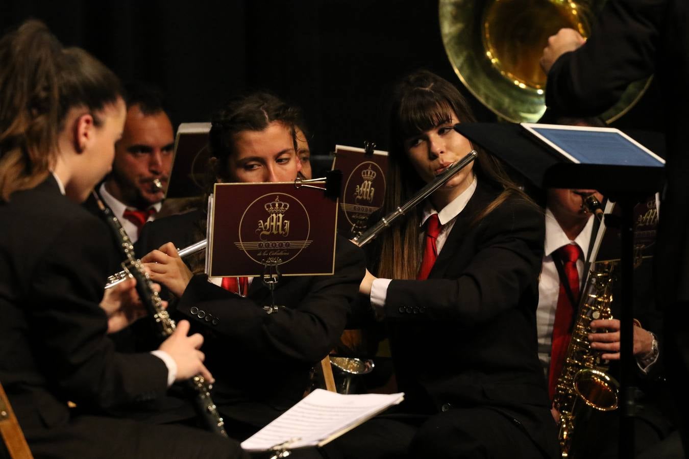 El Cine-teatro Balboa acogió, ayer, la sexta edición del 'Certamen de Bandas Solidario', organizado por la Junta de Cofradías de la Semana Santa de Jerez de los Caballeros. Un Certamen que, gracias a la participación de las distintas agrupaciones musicales del municipio y del Valle de Santa Ana, consiguió recaudar 375 euros y 36 kilos a beneficio del Almacén de Alimentos que Cruz Roja gestiona en Jerez. 
