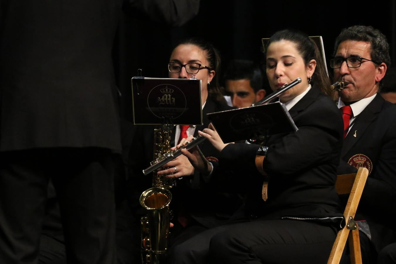 El Cine-teatro Balboa acogió, ayer, la sexta edición del 'Certamen de Bandas Solidario', organizado por la Junta de Cofradías de la Semana Santa de Jerez de los Caballeros. Un Certamen que, gracias a la participación de las distintas agrupaciones musicales del municipio y del Valle de Santa Ana, consiguió recaudar 375 euros y 36 kilos a beneficio del Almacén de Alimentos que Cruz Roja gestiona en Jerez. 
