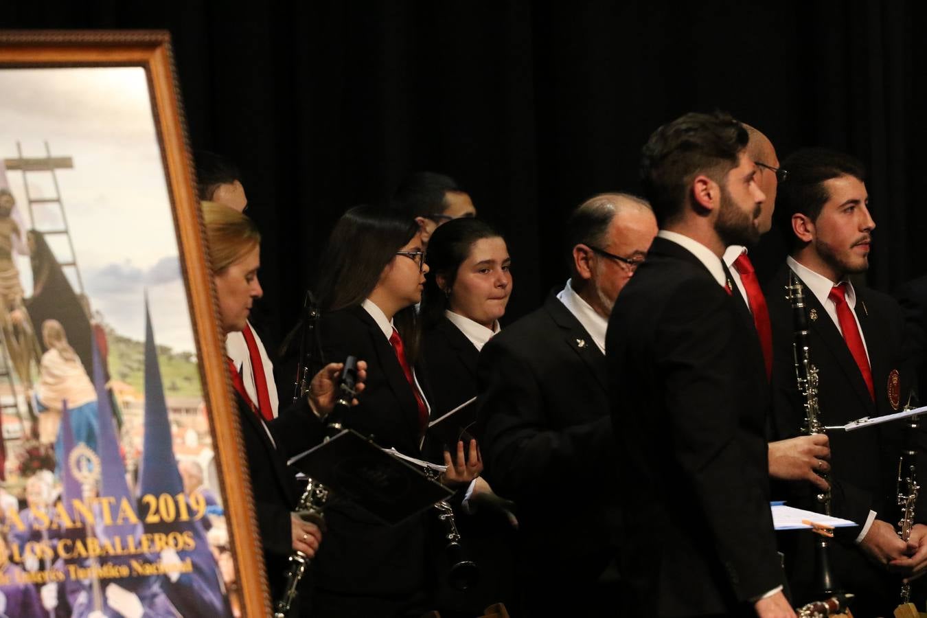 El Cine-teatro Balboa acogió, ayer, la sexta edición del 'Certamen de Bandas Solidario', organizado por la Junta de Cofradías de la Semana Santa de Jerez de los Caballeros. Un Certamen que, gracias a la participación de las distintas agrupaciones musicales del municipio y del Valle de Santa Ana, consiguió recaudar 375 euros y 36 kilos a beneficio del Almacén de Alimentos que Cruz Roja gestiona en Jerez. 
