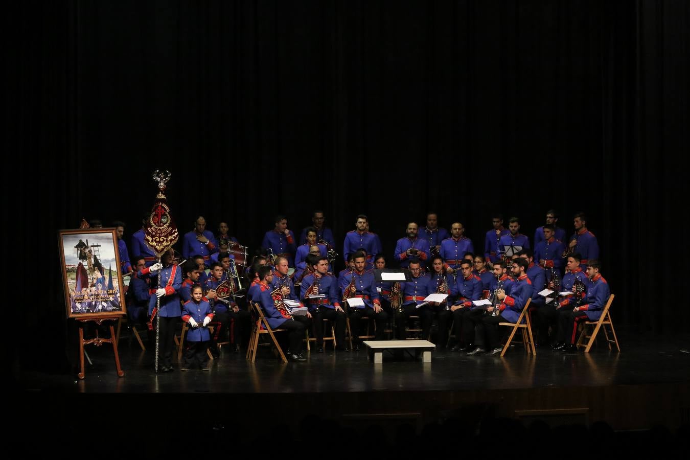 El Cine-teatro Balboa acogió, ayer, la sexta edición del 'Certamen de Bandas Solidario', organizado por la Junta de Cofradías de la Semana Santa de Jerez de los Caballeros. Un Certamen que, gracias a la participación de las distintas agrupaciones musicales del municipio y del Valle de Santa Ana, consiguió recaudar 375 euros y 36 kilos a beneficio del Almacén de Alimentos que Cruz Roja gestiona en Jerez. 