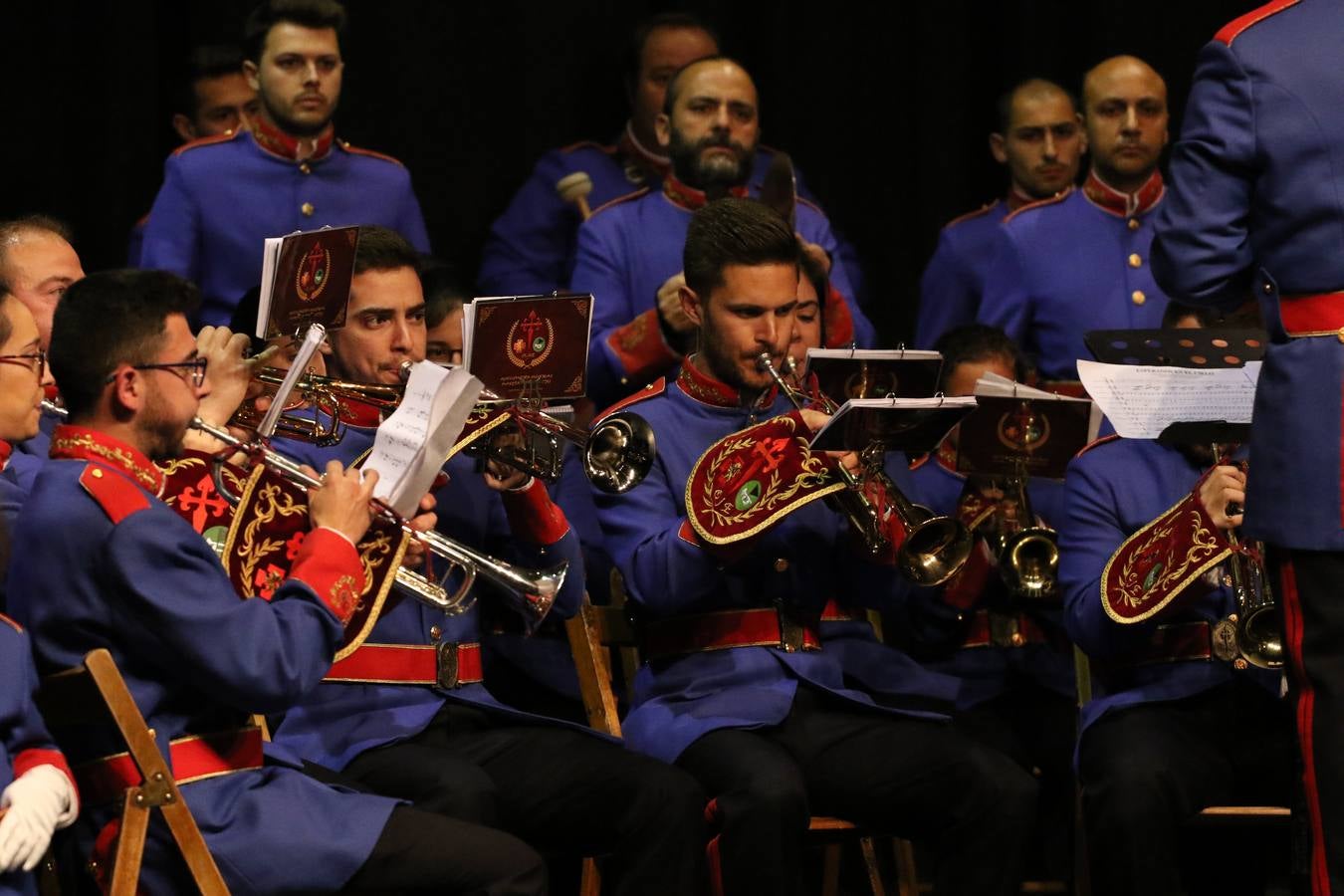 El Cine-teatro Balboa acogió, ayer, la sexta edición del 'Certamen de Bandas Solidario', organizado por la Junta de Cofradías de la Semana Santa de Jerez de los Caballeros. Un Certamen que, gracias a la participación de las distintas agrupaciones musicales del municipio y del Valle de Santa Ana, consiguió recaudar 375 euros y 36 kilos a beneficio del Almacén de Alimentos que Cruz Roja gestiona en Jerez. 