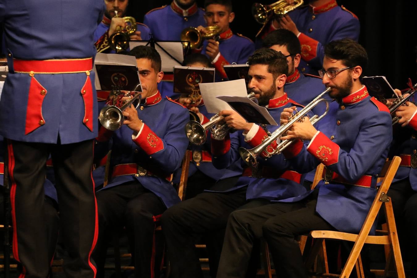 El Cine-teatro Balboa acogió, ayer, la sexta edición del 'Certamen de Bandas Solidario', organizado por la Junta de Cofradías de la Semana Santa de Jerez de los Caballeros. Un Certamen que, gracias a la participación de las distintas agrupaciones musicales del municipio y del Valle de Santa Ana, consiguió recaudar 375 euros y 36 kilos a beneficio del Almacén de Alimentos que Cruz Roja gestiona en Jerez. 
