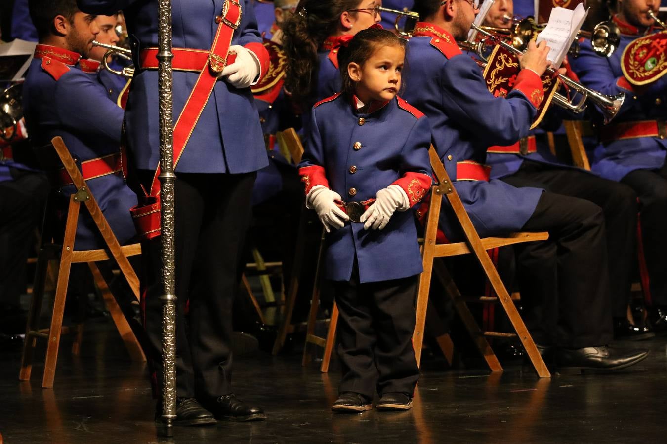 El Cine-teatro Balboa acogió, ayer, la sexta edición del 'Certamen de Bandas Solidario', organizado por la Junta de Cofradías de la Semana Santa de Jerez de los Caballeros. Un Certamen que, gracias a la participación de las distintas agrupaciones musicales del municipio y del Valle de Santa Ana, consiguió recaudar 375 euros y 36 kilos a beneficio del Almacén de Alimentos que Cruz Roja gestiona en Jerez. 