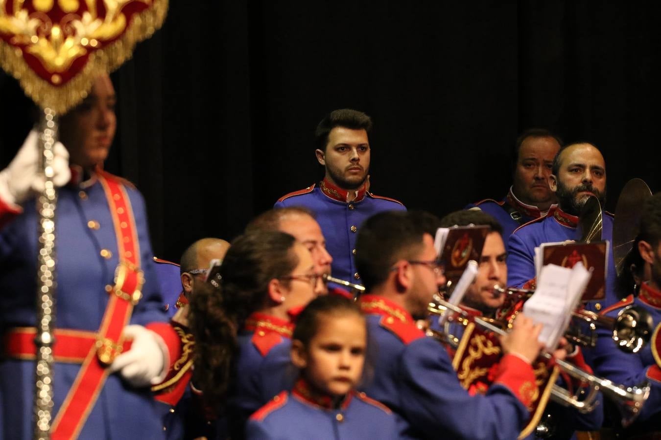 El Cine-teatro Balboa acogió, ayer, la sexta edición del 'Certamen de Bandas Solidario', organizado por la Junta de Cofradías de la Semana Santa de Jerez de los Caballeros. Un Certamen que, gracias a la participación de las distintas agrupaciones musicales del municipio y del Valle de Santa Ana, consiguió recaudar 375 euros y 36 kilos a beneficio del Almacén de Alimentos que Cruz Roja gestiona en Jerez. 