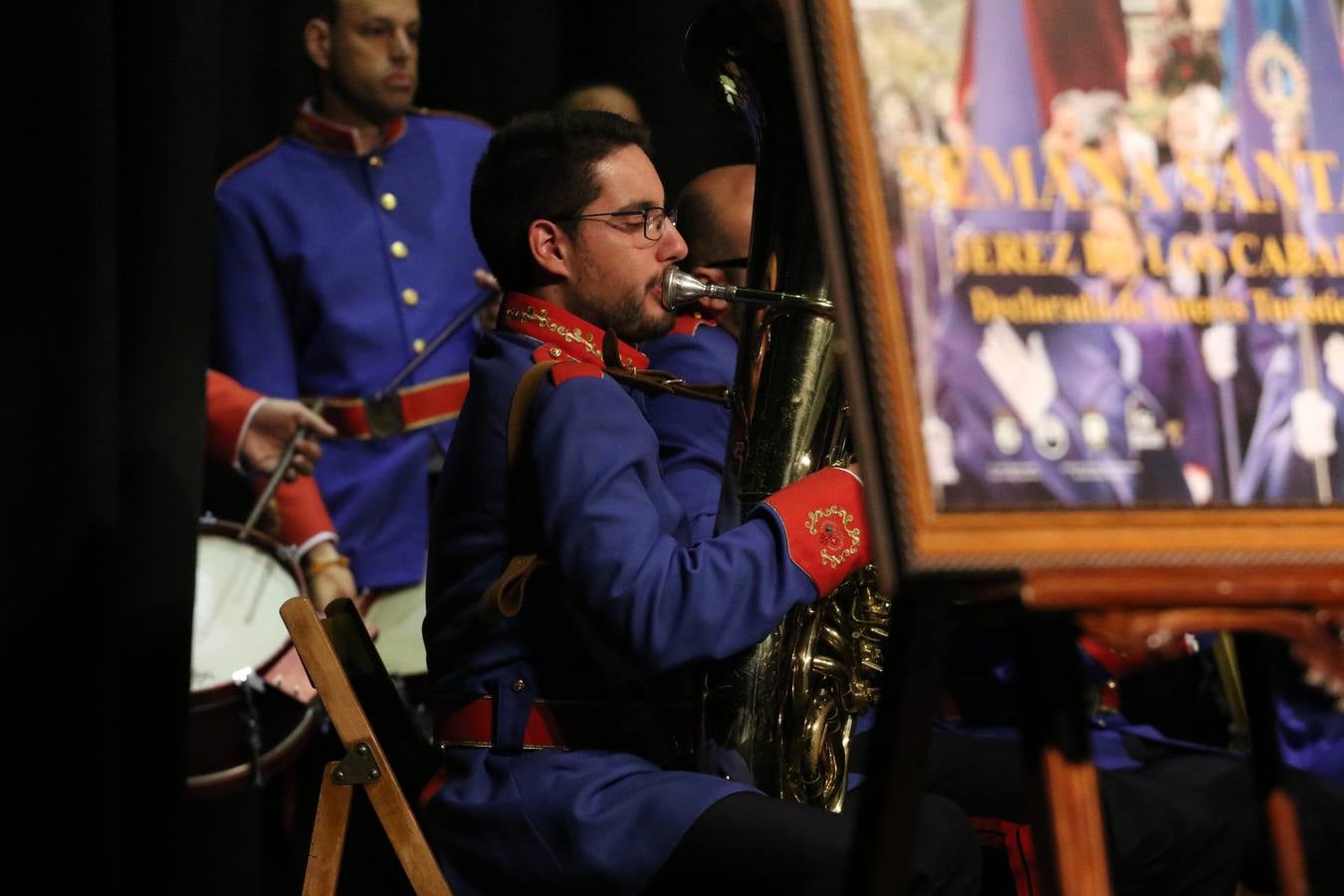 El Cine-teatro Balboa acogió, ayer, la sexta edición del 'Certamen de Bandas Solidario', organizado por la Junta de Cofradías de la Semana Santa de Jerez de los Caballeros. Un Certamen que, gracias a la participación de las distintas agrupaciones musicales del municipio y del Valle de Santa Ana, consiguió recaudar 375 euros y 36 kilos a beneficio del Almacén de Alimentos que Cruz Roja gestiona en Jerez. 
