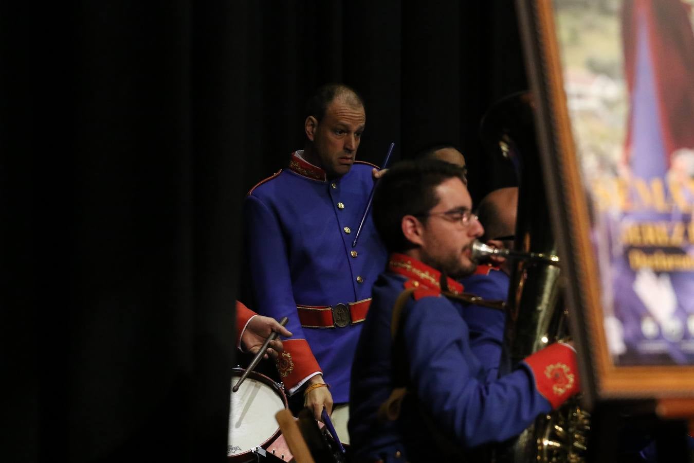 El Cine-teatro Balboa acogió, ayer, la sexta edición del 'Certamen de Bandas Solidario', organizado por la Junta de Cofradías de la Semana Santa de Jerez de los Caballeros. Un Certamen que, gracias a la participación de las distintas agrupaciones musicales del municipio y del Valle de Santa Ana, consiguió recaudar 375 euros y 36 kilos a beneficio del Almacén de Alimentos que Cruz Roja gestiona en Jerez. 