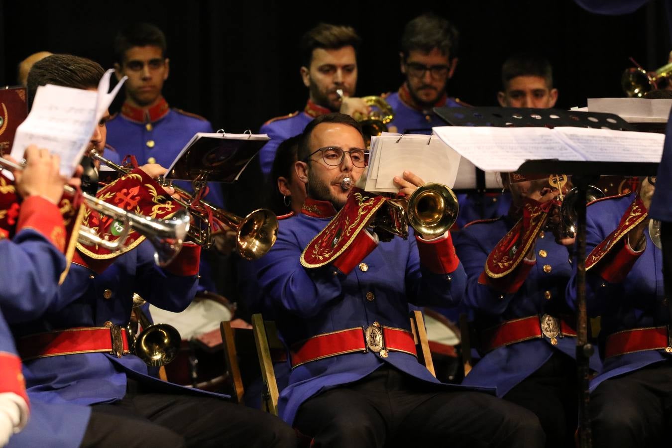 El Cine-teatro Balboa acogió, ayer, la sexta edición del 'Certamen de Bandas Solidario', organizado por la Junta de Cofradías de la Semana Santa de Jerez de los Caballeros. Un Certamen que, gracias a la participación de las distintas agrupaciones musicales del municipio y del Valle de Santa Ana, consiguió recaudar 375 euros y 36 kilos a beneficio del Almacén de Alimentos que Cruz Roja gestiona en Jerez. 