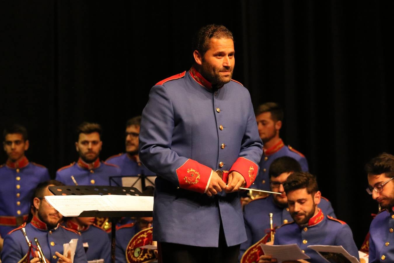 El Cine-teatro Balboa acogió, ayer, la sexta edición del 'Certamen de Bandas Solidario', organizado por la Junta de Cofradías de la Semana Santa de Jerez de los Caballeros. Un Certamen que, gracias a la participación de las distintas agrupaciones musicales del municipio y del Valle de Santa Ana, consiguió recaudar 375 euros y 36 kilos a beneficio del Almacén de Alimentos que Cruz Roja gestiona en Jerez. 