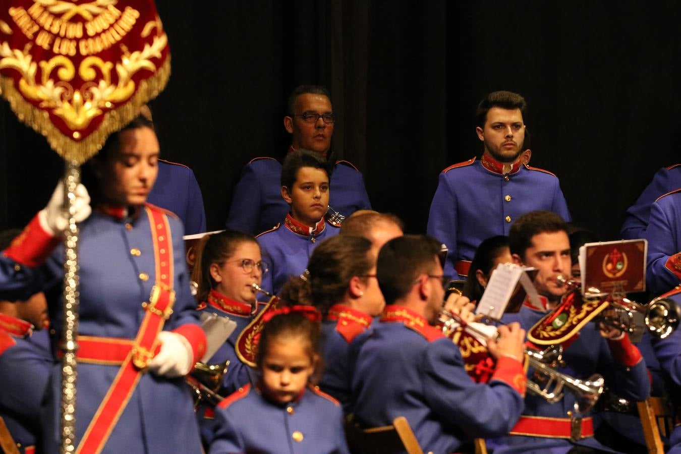 El Cine-teatro Balboa acogió, ayer, la sexta edición del 'Certamen de Bandas Solidario', organizado por la Junta de Cofradías de la Semana Santa de Jerez de los Caballeros. Un Certamen que, gracias a la participación de las distintas agrupaciones musicales del municipio y del Valle de Santa Ana, consiguió recaudar 375 euros y 36 kilos a beneficio del Almacén de Alimentos que Cruz Roja gestiona en Jerez. 