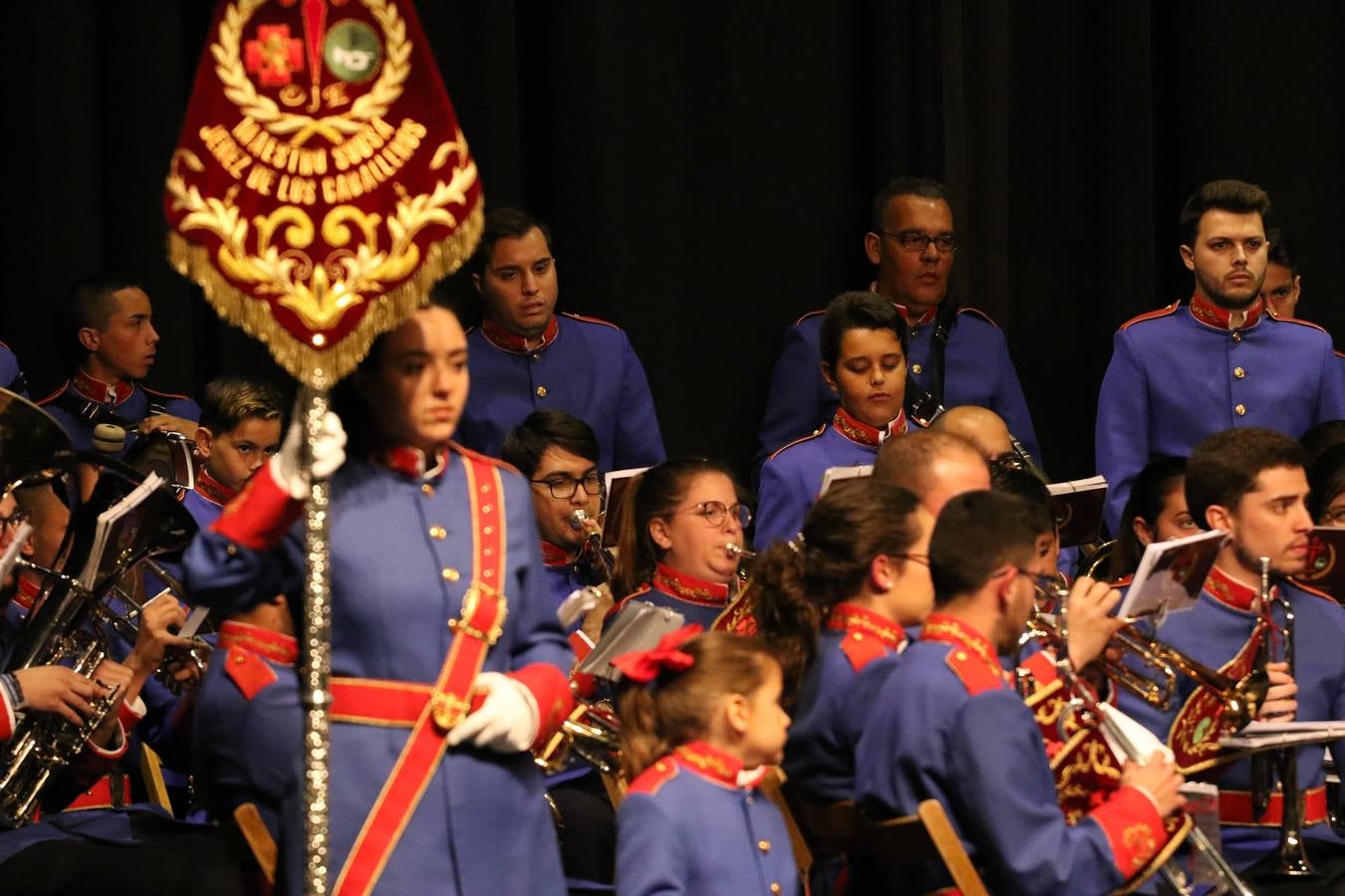 El Cine-teatro Balboa acogió, ayer, la sexta edición del 'Certamen de Bandas Solidario', organizado por la Junta de Cofradías de la Semana Santa de Jerez de los Caballeros. Un Certamen que, gracias a la participación de las distintas agrupaciones musicales del municipio y del Valle de Santa Ana, consiguió recaudar 375 euros y 36 kilos a beneficio del Almacén de Alimentos que Cruz Roja gestiona en Jerez. 