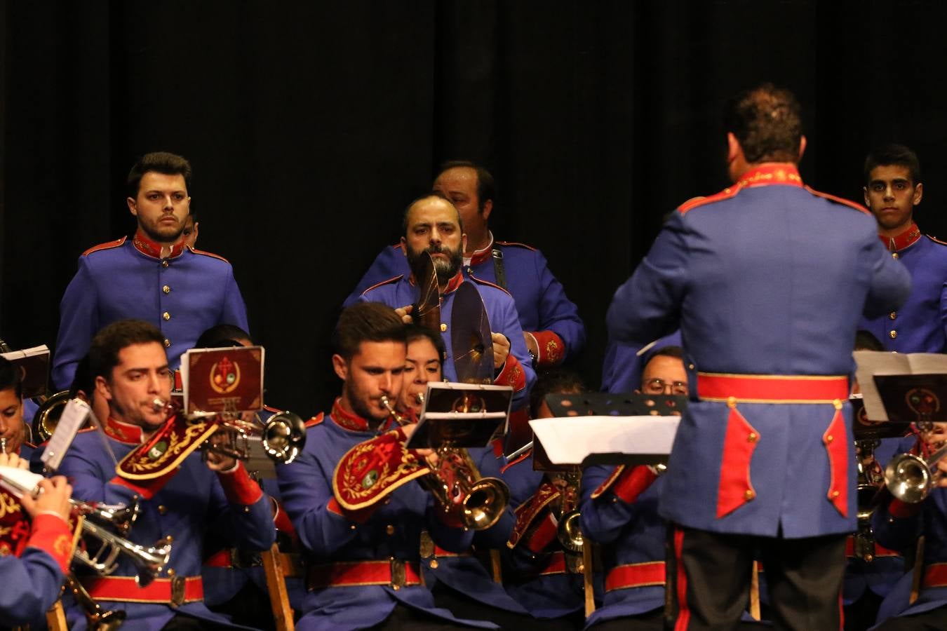 El Cine-teatro Balboa acogió, ayer, la sexta edición del 'Certamen de Bandas Solidario', organizado por la Junta de Cofradías de la Semana Santa de Jerez de los Caballeros. Un Certamen que, gracias a la participación de las distintas agrupaciones musicales del municipio y del Valle de Santa Ana, consiguió recaudar 375 euros y 36 kilos a beneficio del Almacén de Alimentos que Cruz Roja gestiona en Jerez. 