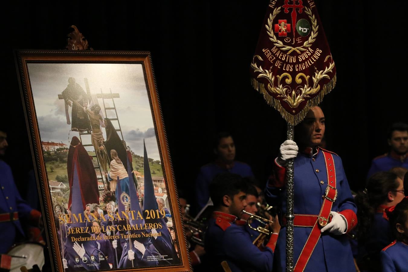 El Cine-teatro Balboa acogió, ayer, la sexta edición del 'Certamen de Bandas Solidario', organizado por la Junta de Cofradías de la Semana Santa de Jerez de los Caballeros. Un Certamen que, gracias a la participación de las distintas agrupaciones musicales del municipio y del Valle de Santa Ana, consiguió recaudar 375 euros y 36 kilos a beneficio del Almacén de Alimentos que Cruz Roja gestiona en Jerez. 