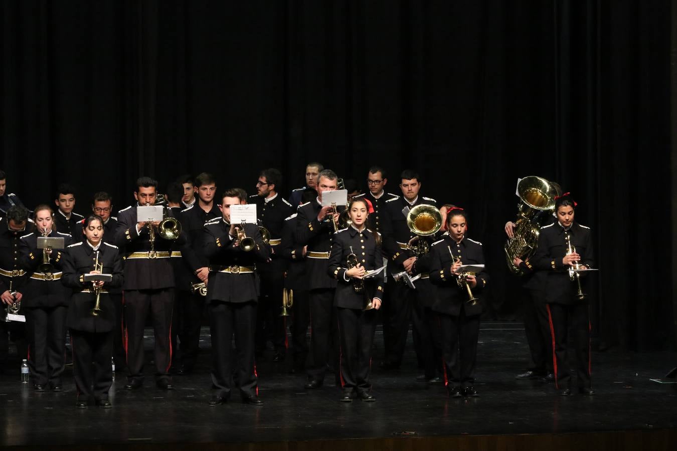 El Cine-teatro Balboa acogió, ayer, la sexta edición del 'Certamen de Bandas Solidario', organizado por la Junta de Cofradías de la Semana Santa de Jerez de los Caballeros. Un Certamen que, gracias a la participación de las distintas agrupaciones musicales del municipio y del Valle de Santa Ana, consiguió recaudar 375 euros y 36 kilos a beneficio del Almacén de Alimentos que Cruz Roja gestiona en Jerez. 