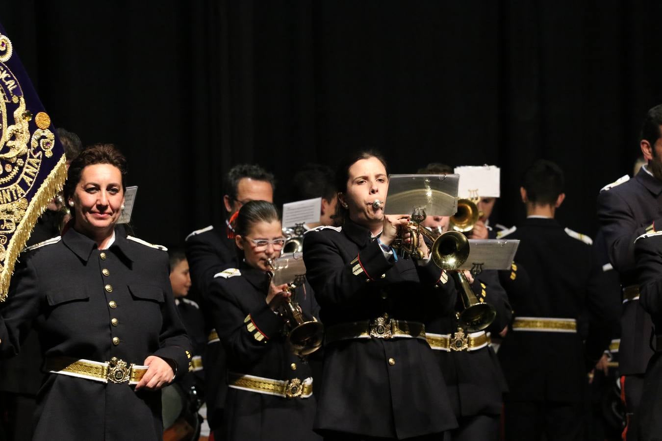 El Cine-teatro Balboa acogió, ayer, la sexta edición del 'Certamen de Bandas Solidario', organizado por la Junta de Cofradías de la Semana Santa de Jerez de los Caballeros. Un Certamen que, gracias a la participación de las distintas agrupaciones musicales del municipio y del Valle de Santa Ana, consiguió recaudar 375 euros y 36 kilos a beneficio del Almacén de Alimentos que Cruz Roja gestiona en Jerez. 