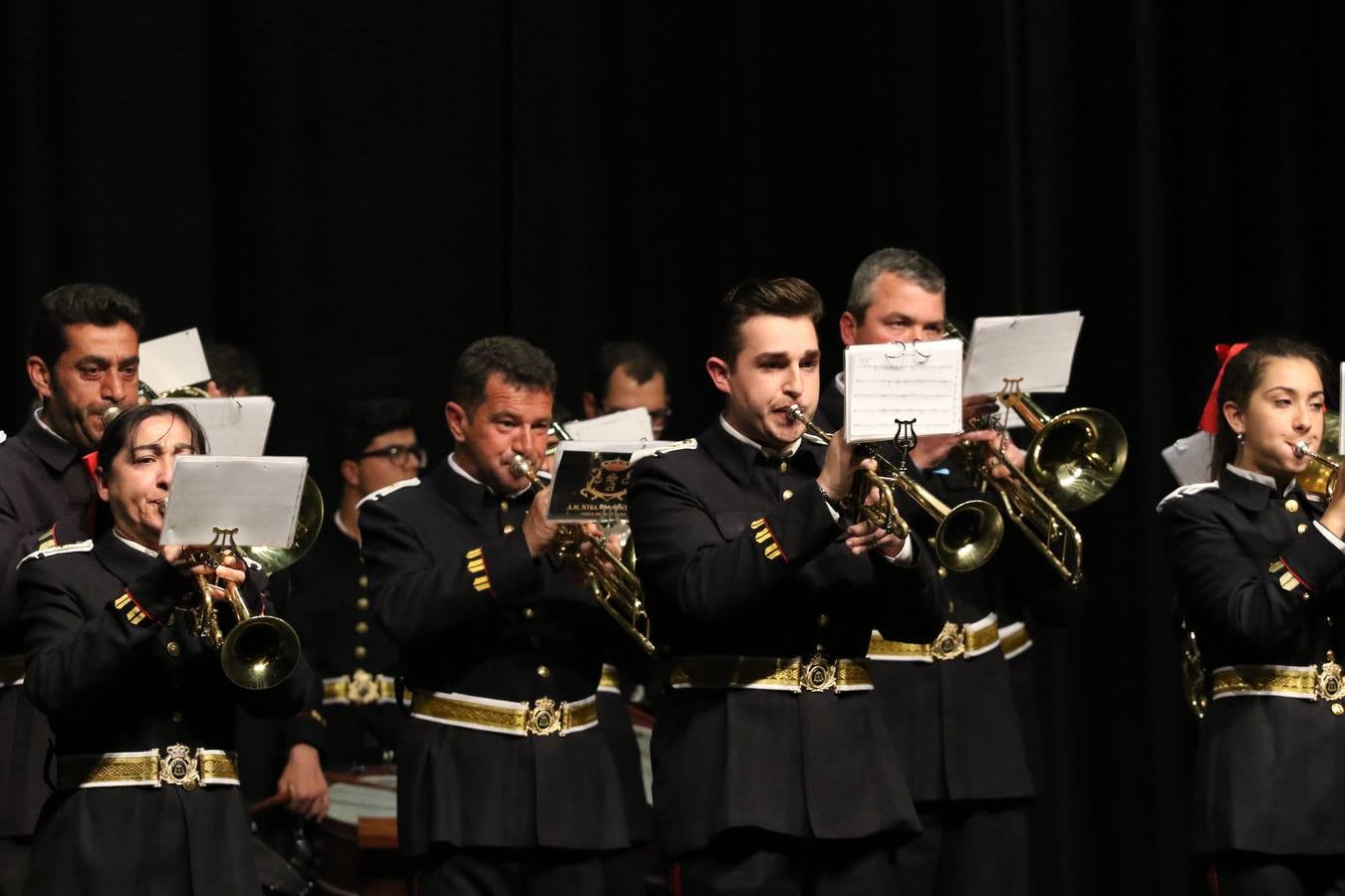 El Cine-teatro Balboa acogió, ayer, la sexta edición del 'Certamen de Bandas Solidario', organizado por la Junta de Cofradías de la Semana Santa de Jerez de los Caballeros. Un Certamen que, gracias a la participación de las distintas agrupaciones musicales del municipio y del Valle de Santa Ana, consiguió recaudar 375 euros y 36 kilos a beneficio del Almacén de Alimentos que Cruz Roja gestiona en Jerez. 