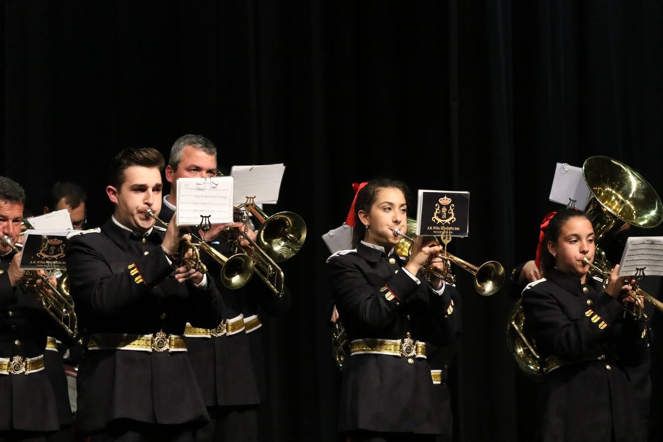 El Cine-teatro Balboa acogió, ayer, la sexta edición del 'Certamen de Bandas Solidario', organizado por la Junta de Cofradías de la Semana Santa de Jerez de los Caballeros. Un Certamen que, gracias a la participación de las distintas agrupaciones musicales del municipio y del Valle de Santa Ana, consiguió recaudar 375 euros y 36 kilos a beneficio del Almacén de Alimentos que Cruz Roja gestiona en Jerez. 