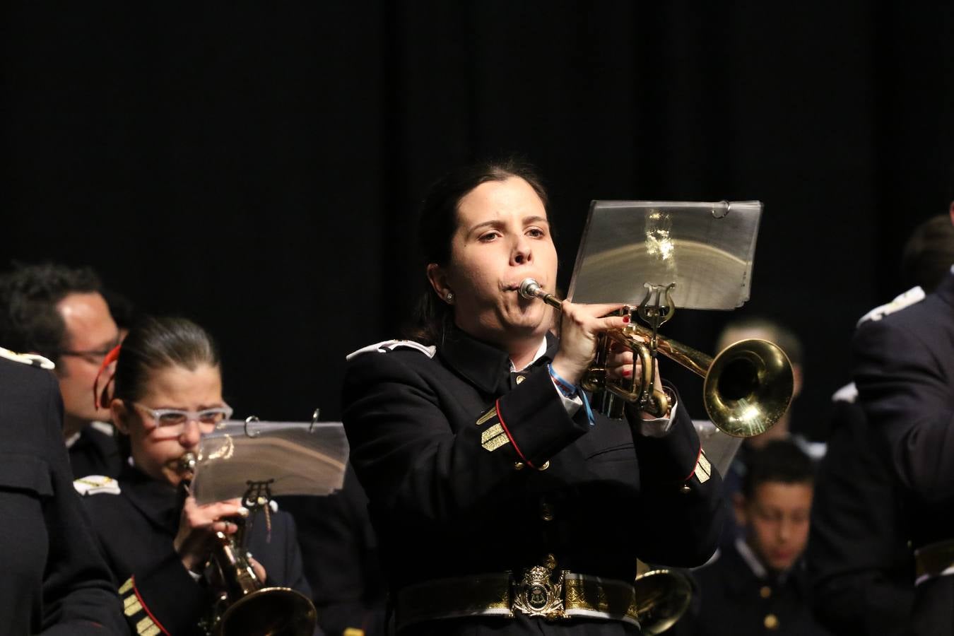 El Cine-teatro Balboa acogió, ayer, la sexta edición del 'Certamen de Bandas Solidario', organizado por la Junta de Cofradías de la Semana Santa de Jerez de los Caballeros. Un Certamen que, gracias a la participación de las distintas agrupaciones musicales del municipio y del Valle de Santa Ana, consiguió recaudar 375 euros y 36 kilos a beneficio del Almacén de Alimentos que Cruz Roja gestiona en Jerez. 