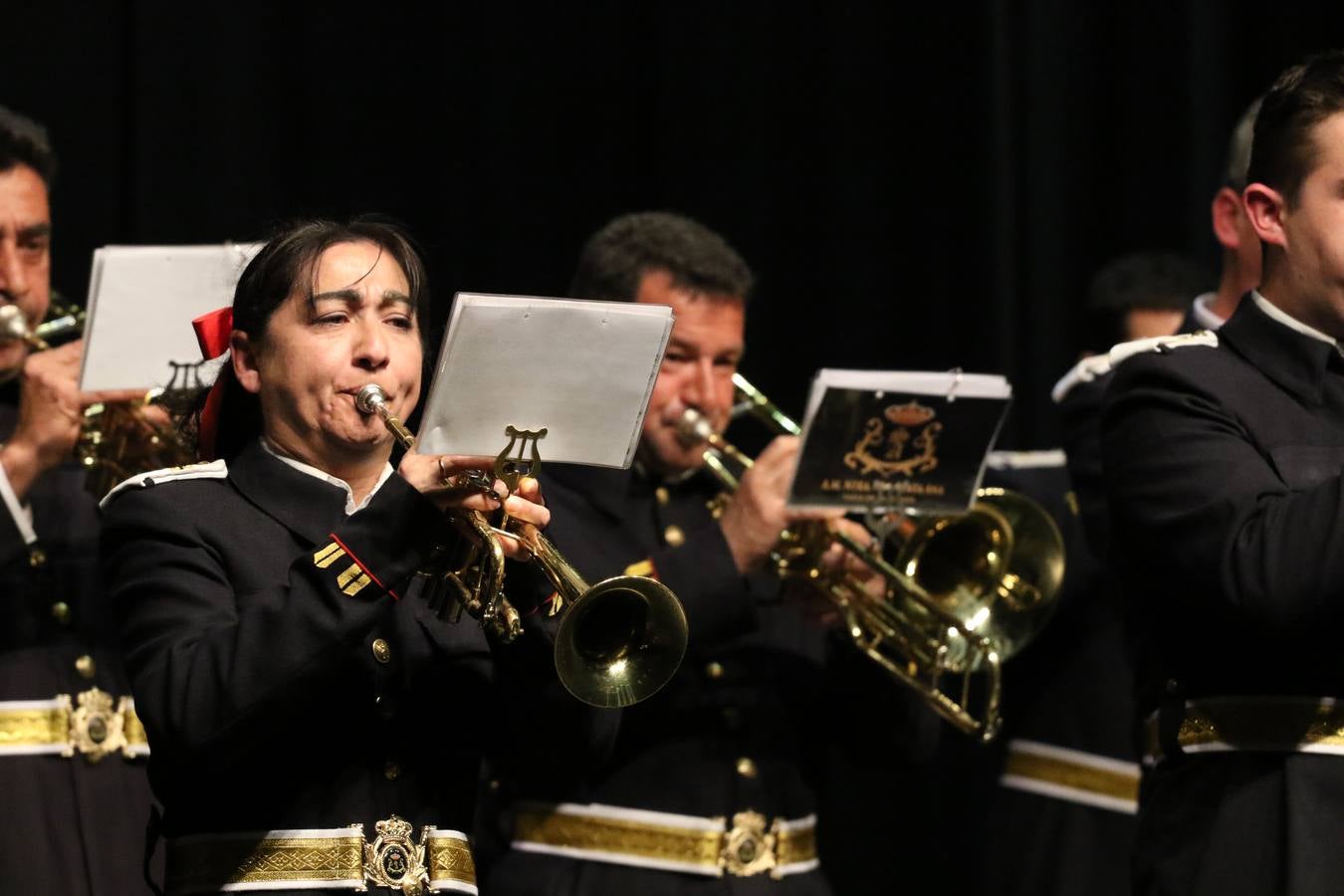 El Cine-teatro Balboa acogió, ayer, la sexta edición del 'Certamen de Bandas Solidario', organizado por la Junta de Cofradías de la Semana Santa de Jerez de los Caballeros. Un Certamen que, gracias a la participación de las distintas agrupaciones musicales del municipio y del Valle de Santa Ana, consiguió recaudar 375 euros y 36 kilos a beneficio del Almacén de Alimentos que Cruz Roja gestiona en Jerez. 